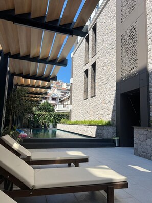 Hồ bơi ngoài trời phục vụ theo mùa