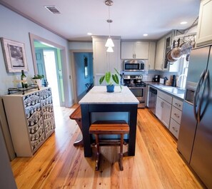 Private kitchen - Downtown 2 bedroom, sun-filled historic condo w/workspace, beautiful balconies (Charleston)