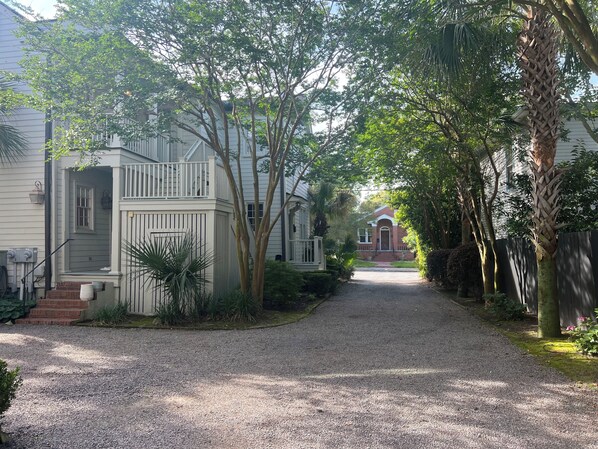 Property grounds - Downtown 2 bedroom, sun-filled historic condo w/workspace, beautiful balconies (Charleston)