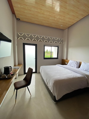 Rom – superior, balkong, utsikt mot høyde | Skrivebord, lydisolert og wi-fi (inkludert)