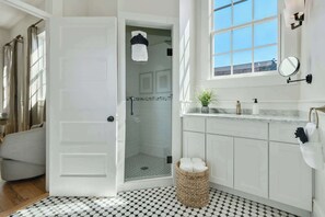Shower, hair dryer, towels, shampoo