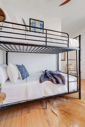 5 habitaciones, escritorio, tabla de planchar con plancha y wifi 