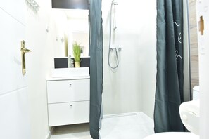 Sèche-cheveux, serviettes fournies