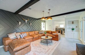 Télévision, cheminée, espaces bureaux