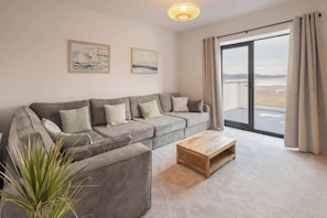 Televisión, chimenea y oficina