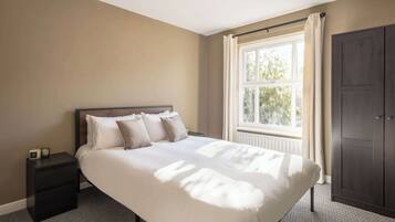 3 bedrooms, desk, WiFi, bed sheets