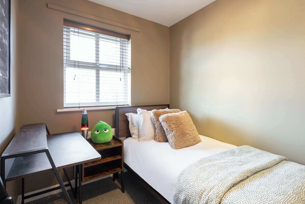 3 bedrooms, desk, WiFi, bed sheets