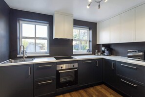 Fridge, microwave, oven, stovetop - Host & Stay | Martinhoe (Ingleby Barwick)