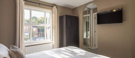 3 bedrooms, desk, WiFi, bed sheets