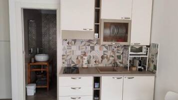 KĂŒhlschrank, Ofen, Herdplatte, Wasserkocher mit Kaffee-/Teezubehör