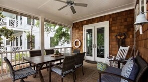 屋外ダイニングエリア