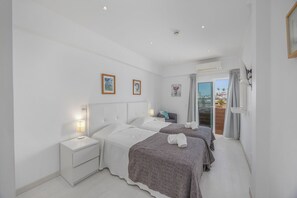 1 chambre, coffre-fort, fer et planche à repasser