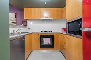Frigorifero, microonde, forno, piano cottura