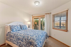 5 bedrooms, iron/ironing board, WiFi, bed sheets - Surfer's Watch: Oceanfront | Enclosed Dog Run (Nags Head)