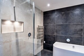 Shower, hair dryer, towels - Scilla (The Lizard)