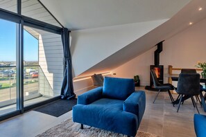Una televisión, una chimenea