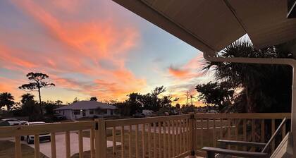 2 Bedroom Home in Fort Myers by Sanibel & Beaches, Private, WiFi, AC, Sleeps 6