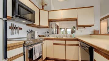 Geladeira, micro-ondas, fogão, cooktop