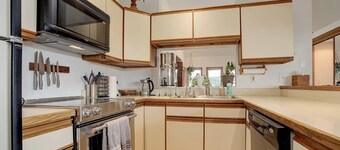 Wonderful Fraser 2 bedroom, pet friendly, large yard