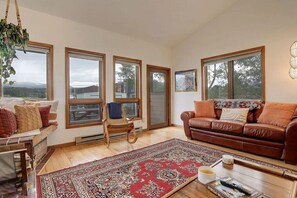 TV, fireplace - Wonderful Fraser 2 bedroom, pet friendly, large yard (Fraser)