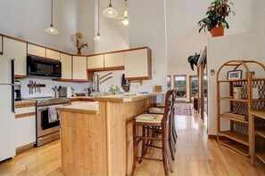 Fridge, microwave, oven, stovetop - Wonderful Fraser 2 bedroom, pet friendly, large yard (Fraser)