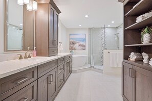 Shower, hair dryer, towels - Stunning Vineyards Coach Home ~ First Floor with Lake View (Naples)