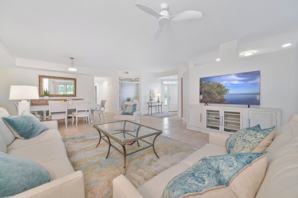 VY201 - Spacious and light living area with TV. Sliding doors to the patio with gorgeous lake and golf course view
