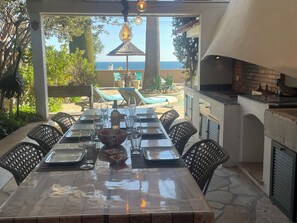 Outdoor dining - Enchanting beach house in Théoule-sur-Mer directly on the Plage de la Figueirette (Théoule-sur-Mer)