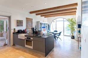 オーブン、コンロ、食器洗い機