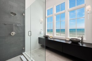 Douche, séchoir à cheveux, serviettes fournies