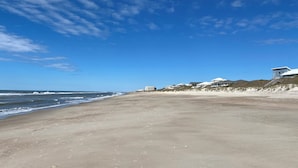 På stranden og solsenger