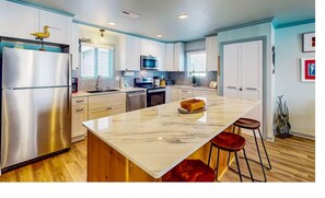 Kjøleskap, mikrobølgeovn, ovn og kokeplater