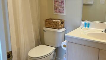 Toallas, jabón, shampoo, papel de baño