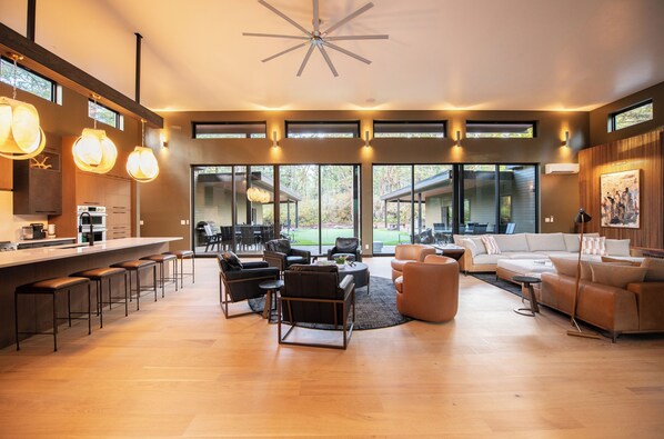 TV, fireplace, stereo