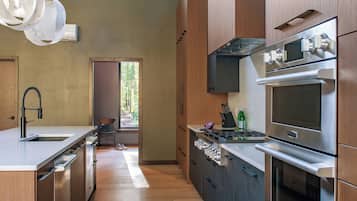 Réfrigérateur, four à micro-ondes, un four, surface de cuisson