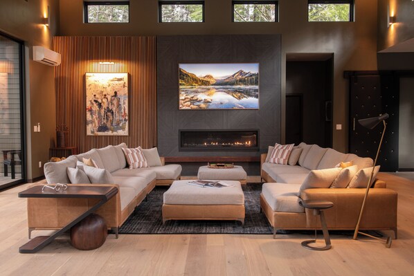 Televisión, chimenea y estéreo 