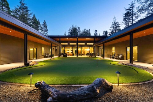 Shirley Woods Golf House, Luxury golf house, putting green, golf simulator, hot tub, sauna