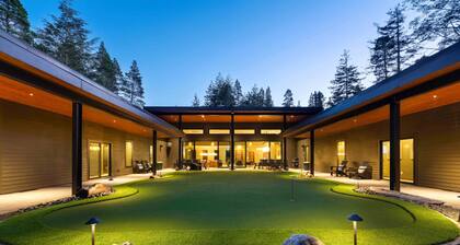 Shirley Woods Golf House, Luxury golf house, putting green, golf simulator, hot tub, sauna