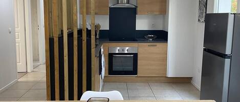 Fridge, oven, stovetop, coffee/tea maker