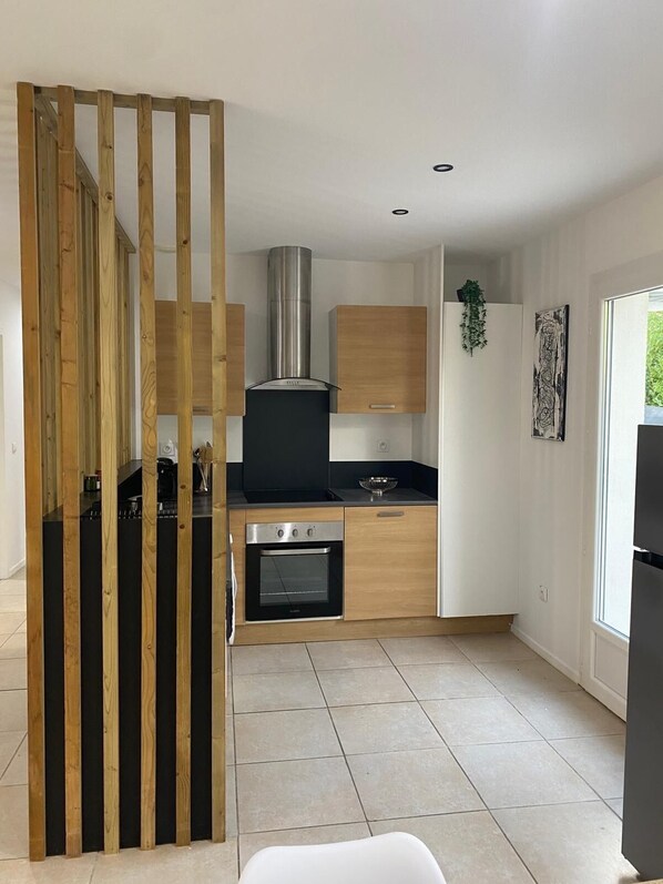 Réfrigérateur, four, plaque de cuisson, cafetière/bouilloire