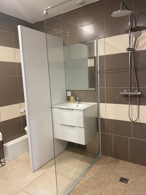 Shower, towels, soap, toilet paper - Spacious, friendly 4-bedroom house 10 minutes from ALBI town center,  (Lescure-d'Albigeois)