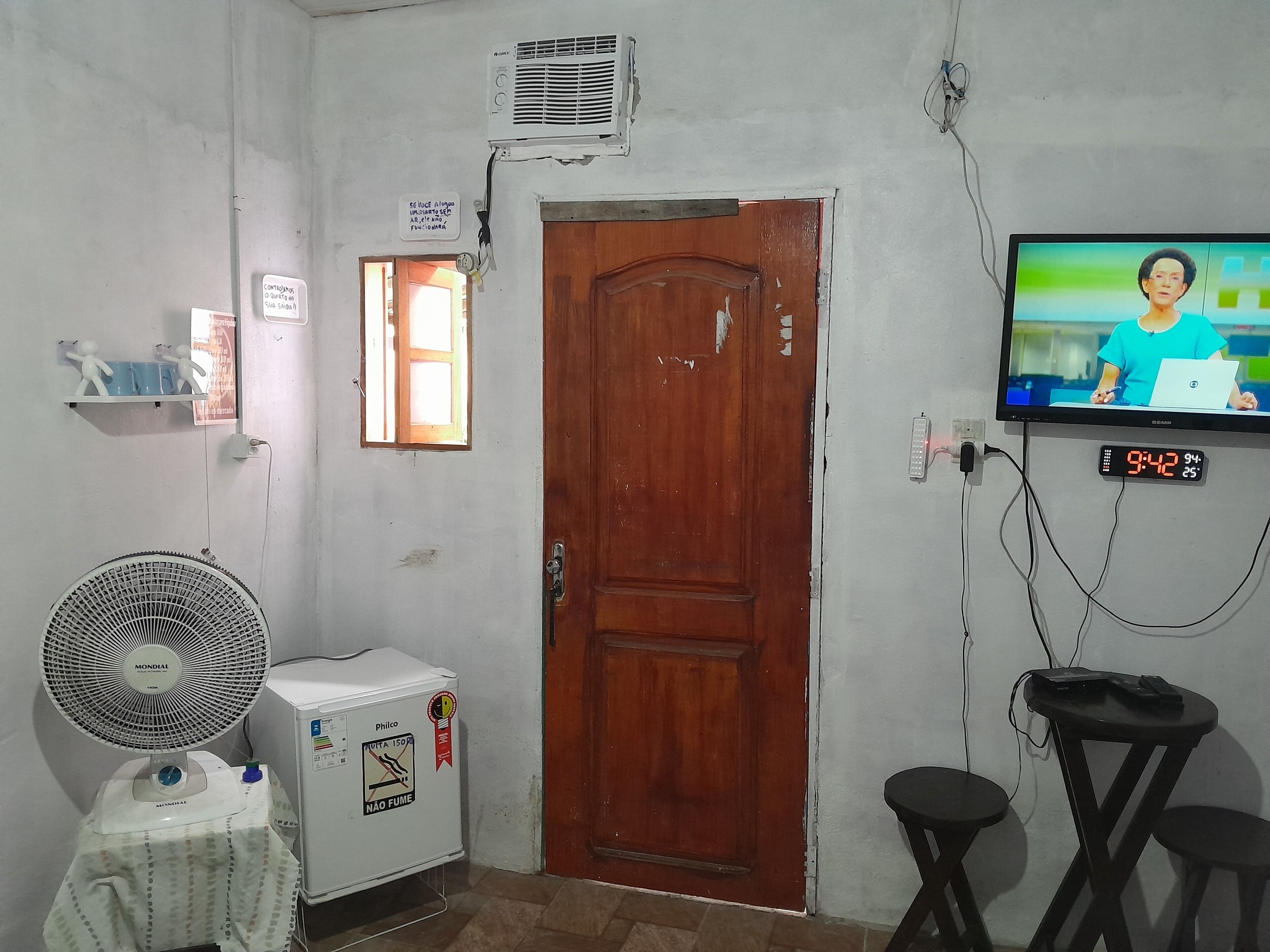 Economy Triple Room | Peralatan tempat tidur premium, bar mini, ruang kerja komputer riba 