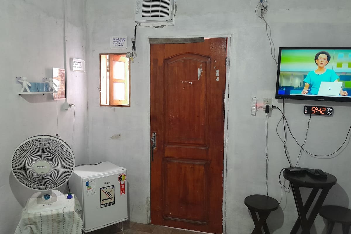 Economy Triple Room | Peralatan tempat tidur premium, bar mini, ruang kerja komputer riba