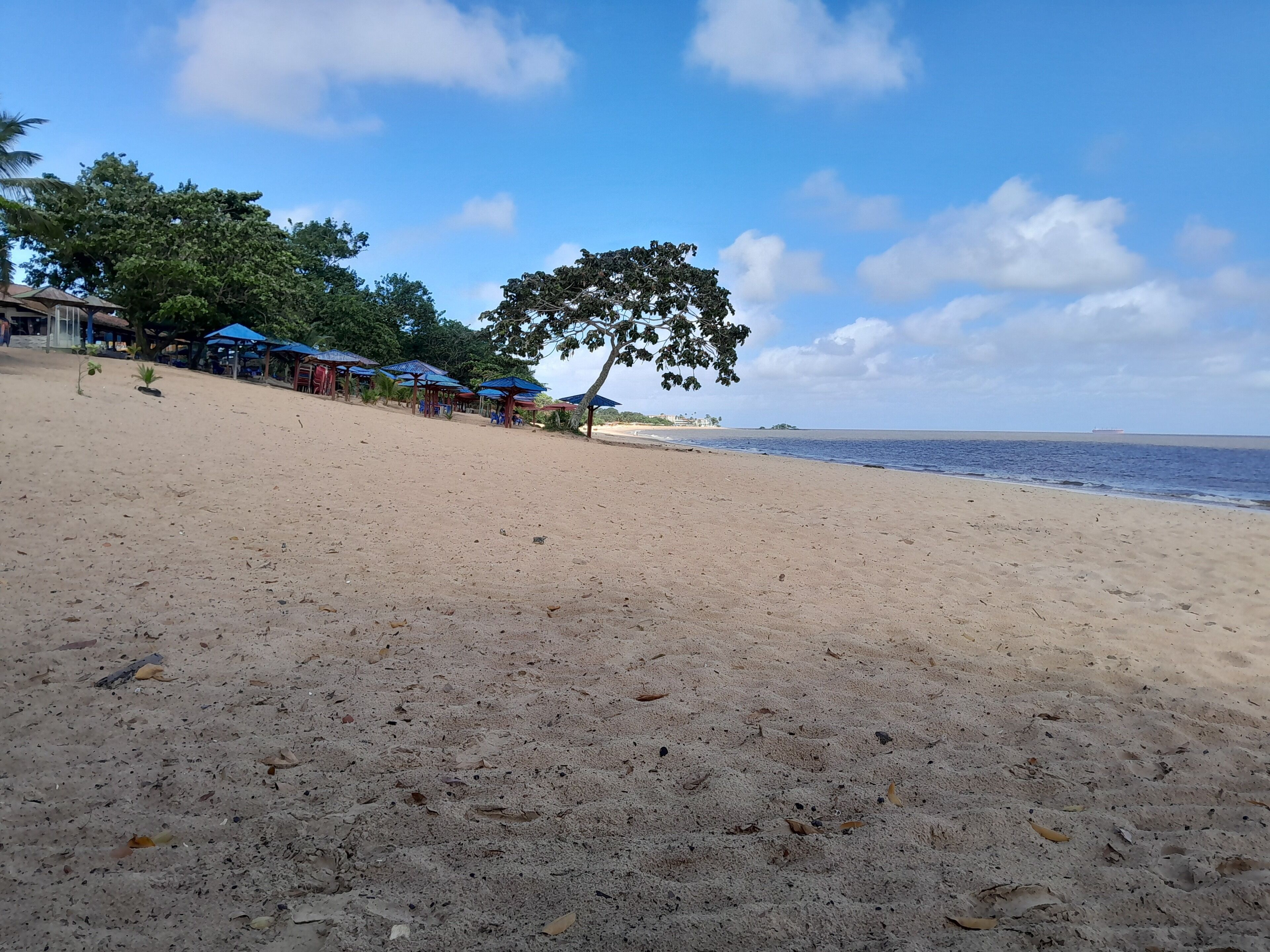 Plage à proximité, sable blanc, parasols, serviettes de plage