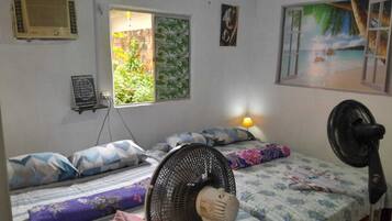 Quarto casal ou duplo família, 2 camas de casal, para não fumantes, ar-condicionado | Roupas de cama premium, frigobar, Wi-Fi de cortesia, roupa de cama