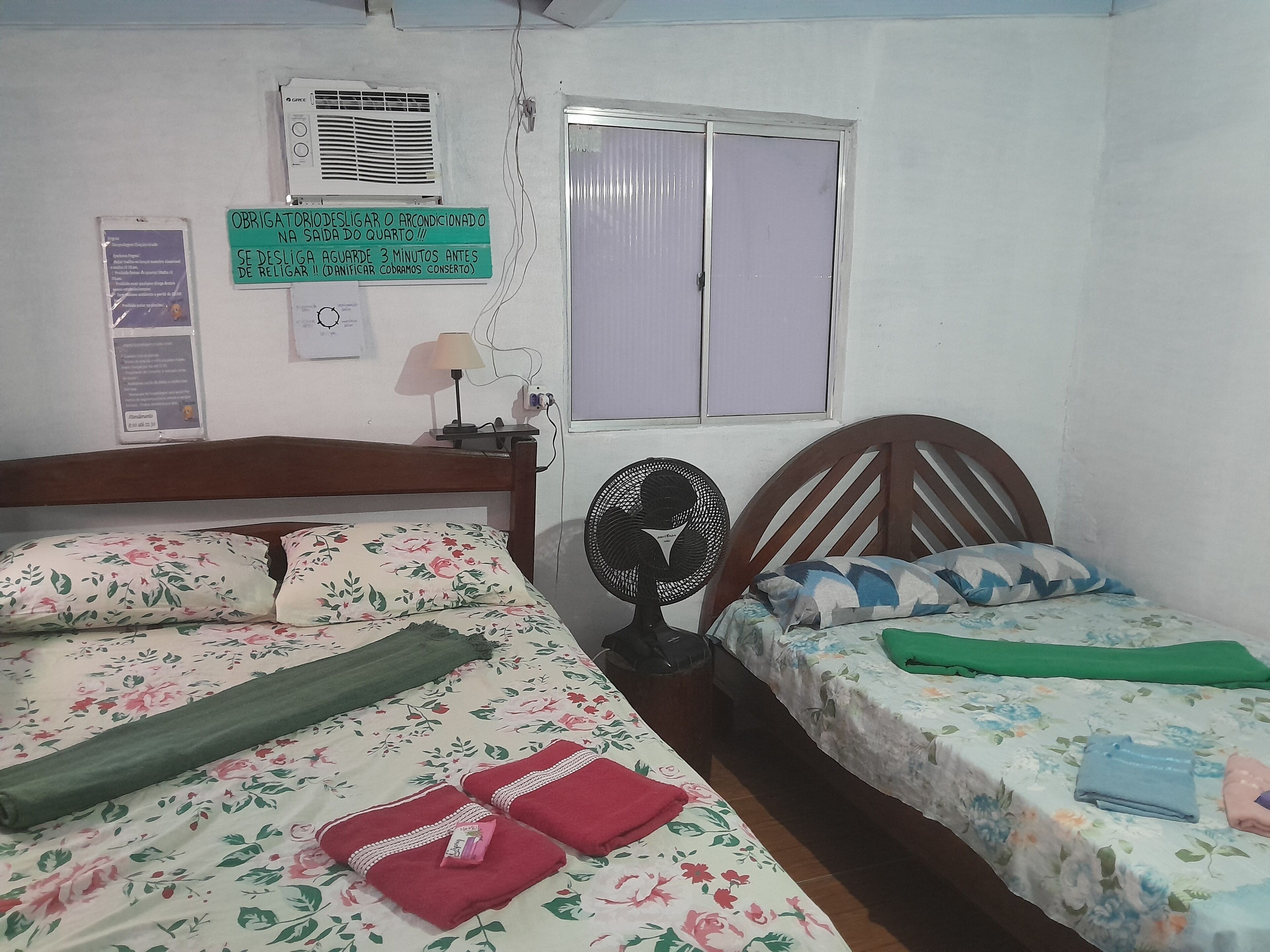 Dobbelt- eller tomannsrom – familie, 2 dobbeltsenger, ikke-røyk, aircondition | Sengetøy av topp kvalitet, minibar og skrivebord for bærbar PC