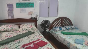 Quarto casal ou duplo família, 2 camas de casal, para não fumantes, ar-condicionado | Roupas de cama premium, frigobar, espaço de trabalho para notebook