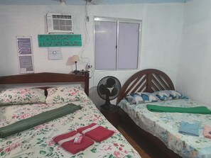 Familien-Doppel- oder -Zweibettzimmer, 2 Doppelbetten, Nichtraucher, Klimaanlage | Hochwertige Bettwaren, Minibar, laptopgeeigneter Arbeitsplatz