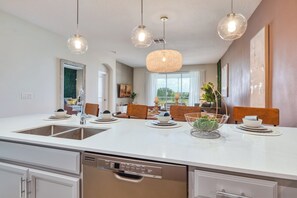Appartement familial, balcon | Cuisine privée | Réfrigérateur grande capacité avec congélateur, four à micro-ondes