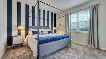 Departamento familiar, balcón | Espacio para trabajar con laptop y cortinas blackout